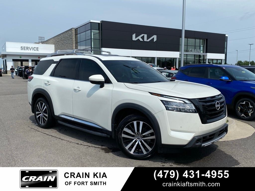 2024 Nissan Pathfinder Platinum 4X4 / HEATED AND COOLED SEATS / LOADED