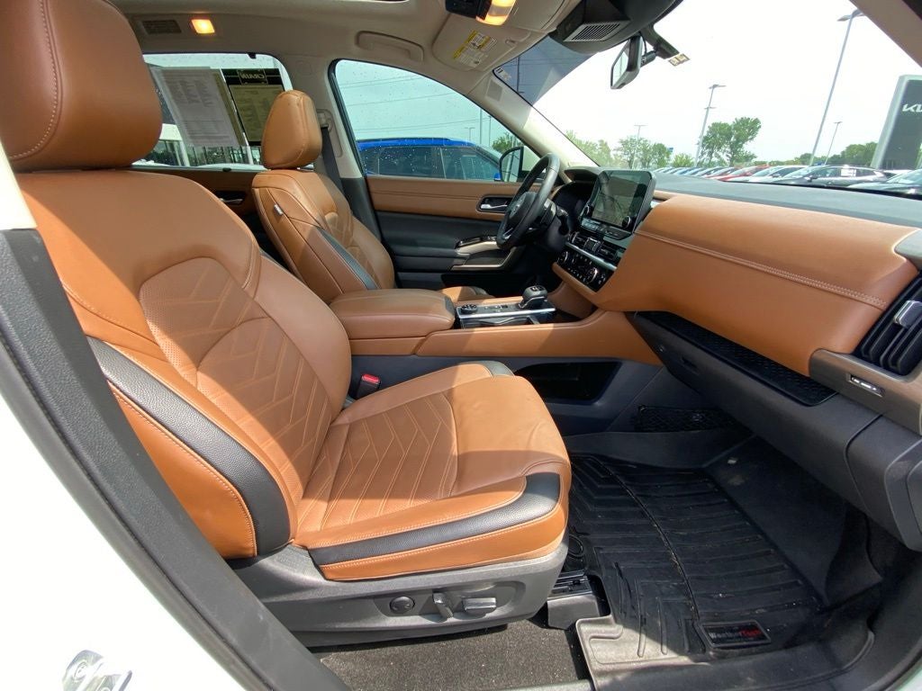 2024 Nissan Pathfinder Platinum 4X4 / HEATED AND COOLED SEATS / LOADED