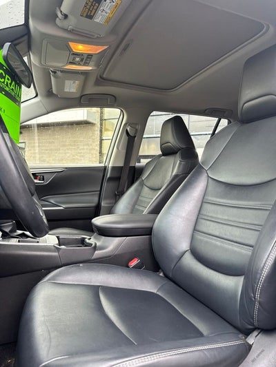2021 Toyota RAV4 XLE Premium CLEAN CARFAX / ONE OWNER / MOONROOF