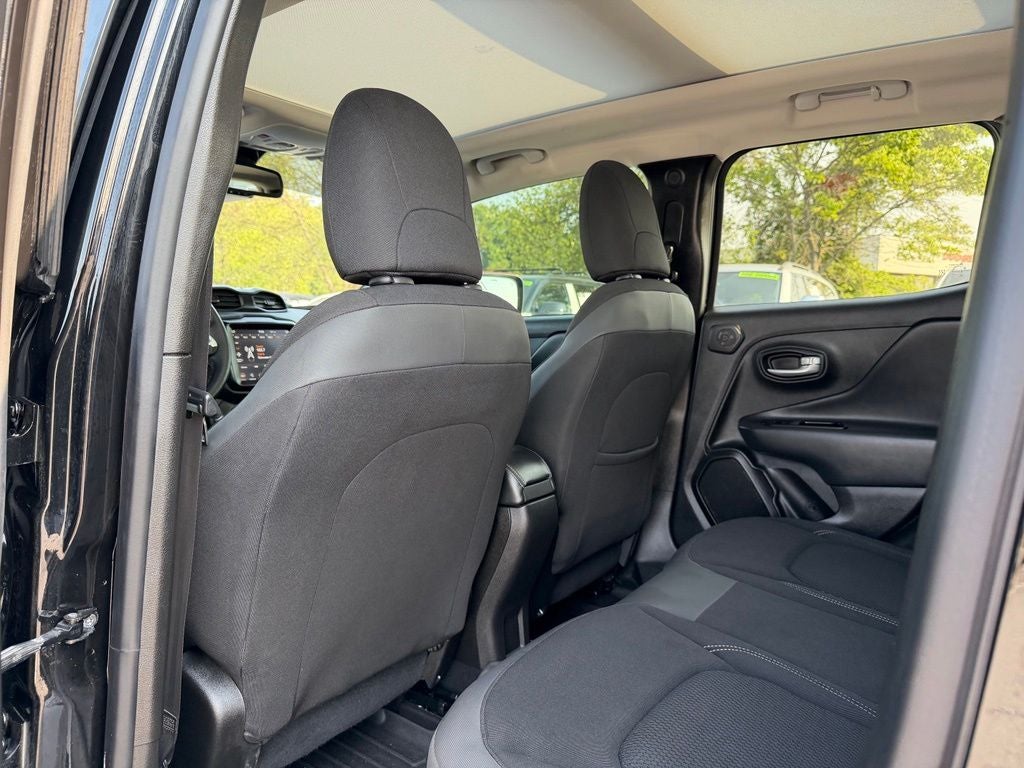 2023 Jeep Renegade Latitude Heated Seats/Steering Wheel/Panoramic Roof