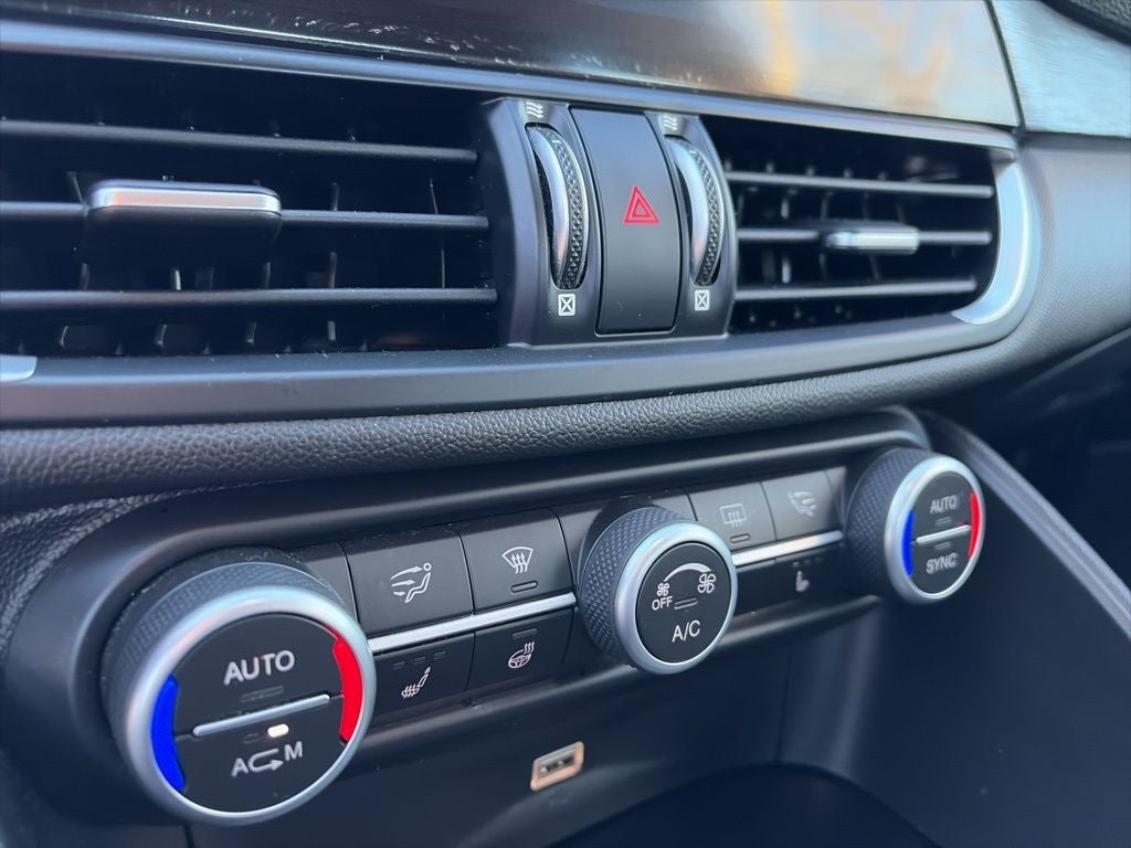 2018 Alfa Romeo Giulia Base AWD COLD WEATHER AND 3D NAVIGATION