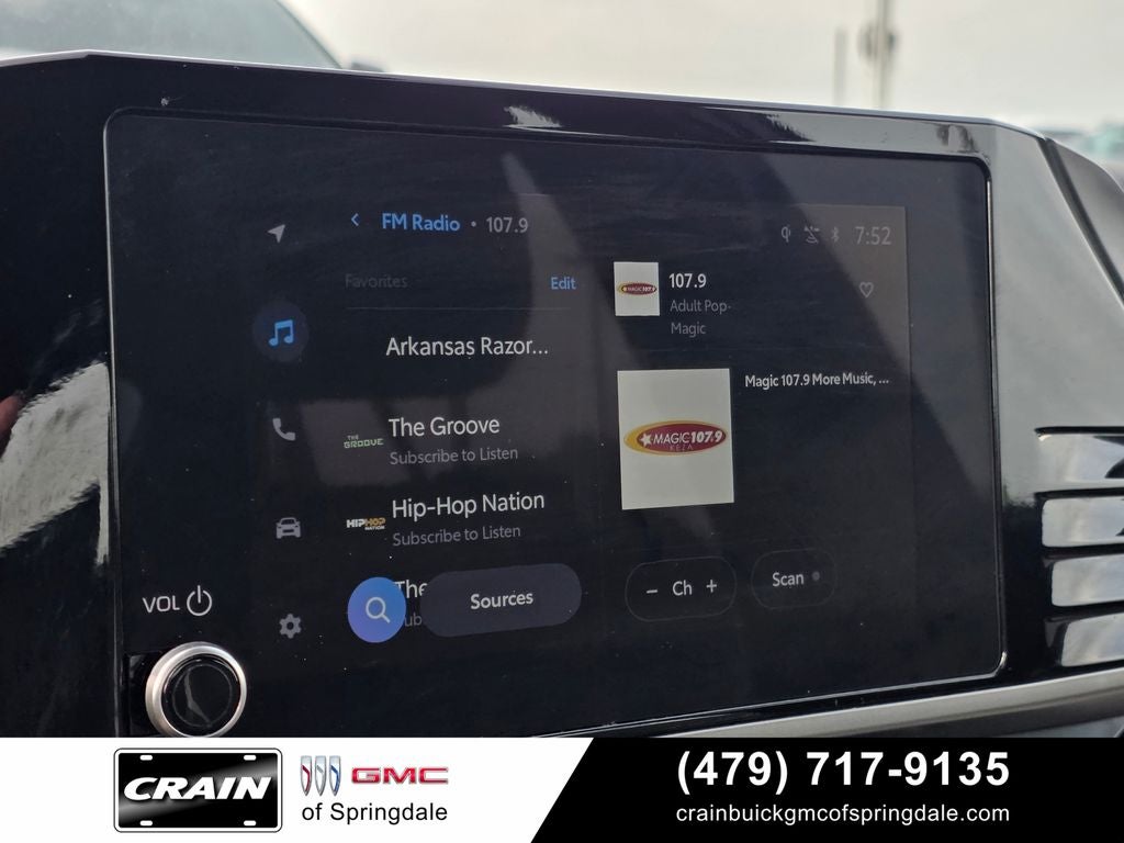 2025 Toyota Camry SE Loaded / 12.3" Screen