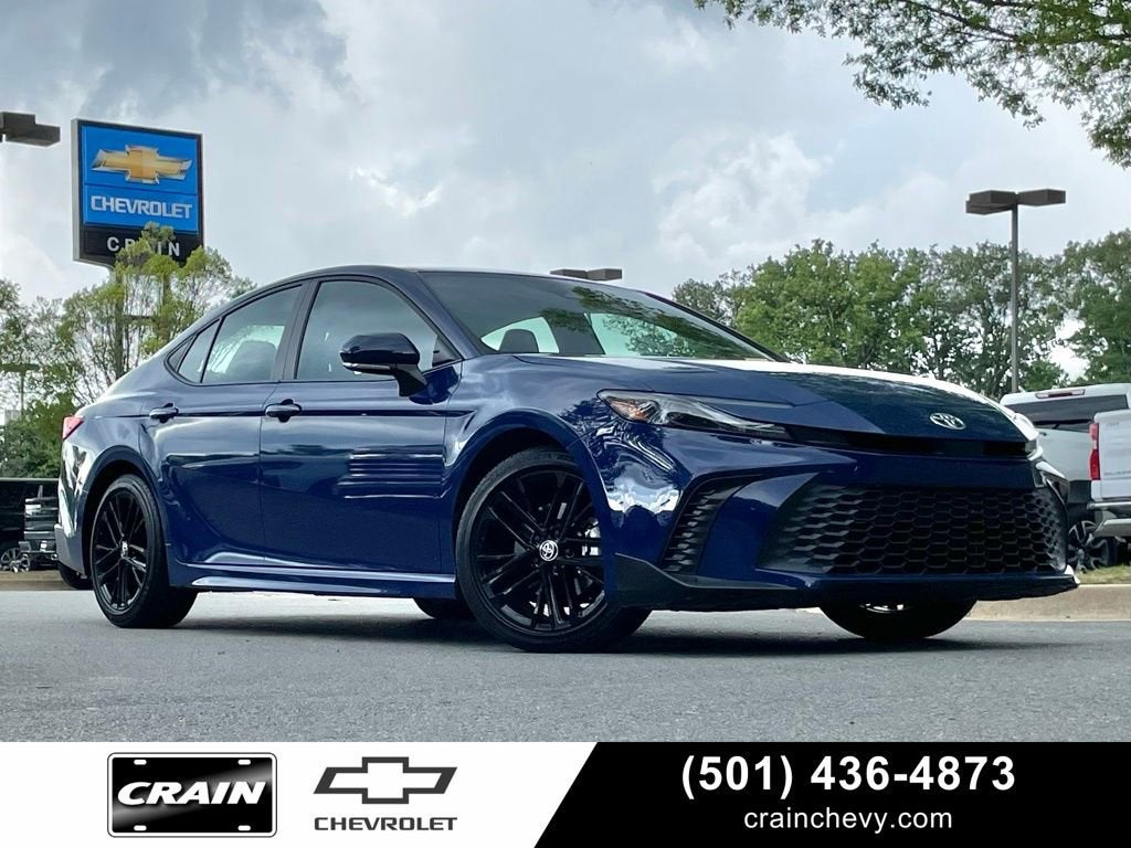 2025 Toyota Camry SE Hybrid's photo