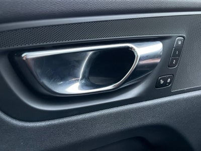 2023 Volvo XC60 Plus Dark Theme