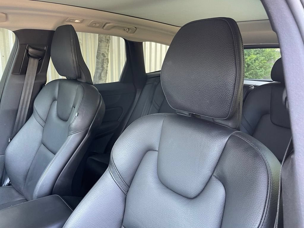 2023 Volvo XC60 Plus Dark Theme