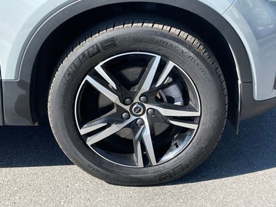 2025 Volvo XC40 Core Bright Theme